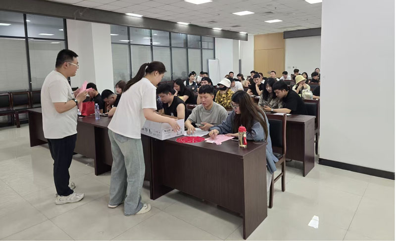 甜蜜登記遇上“職業(yè)畫像”：小問卷里的大關(guān)注